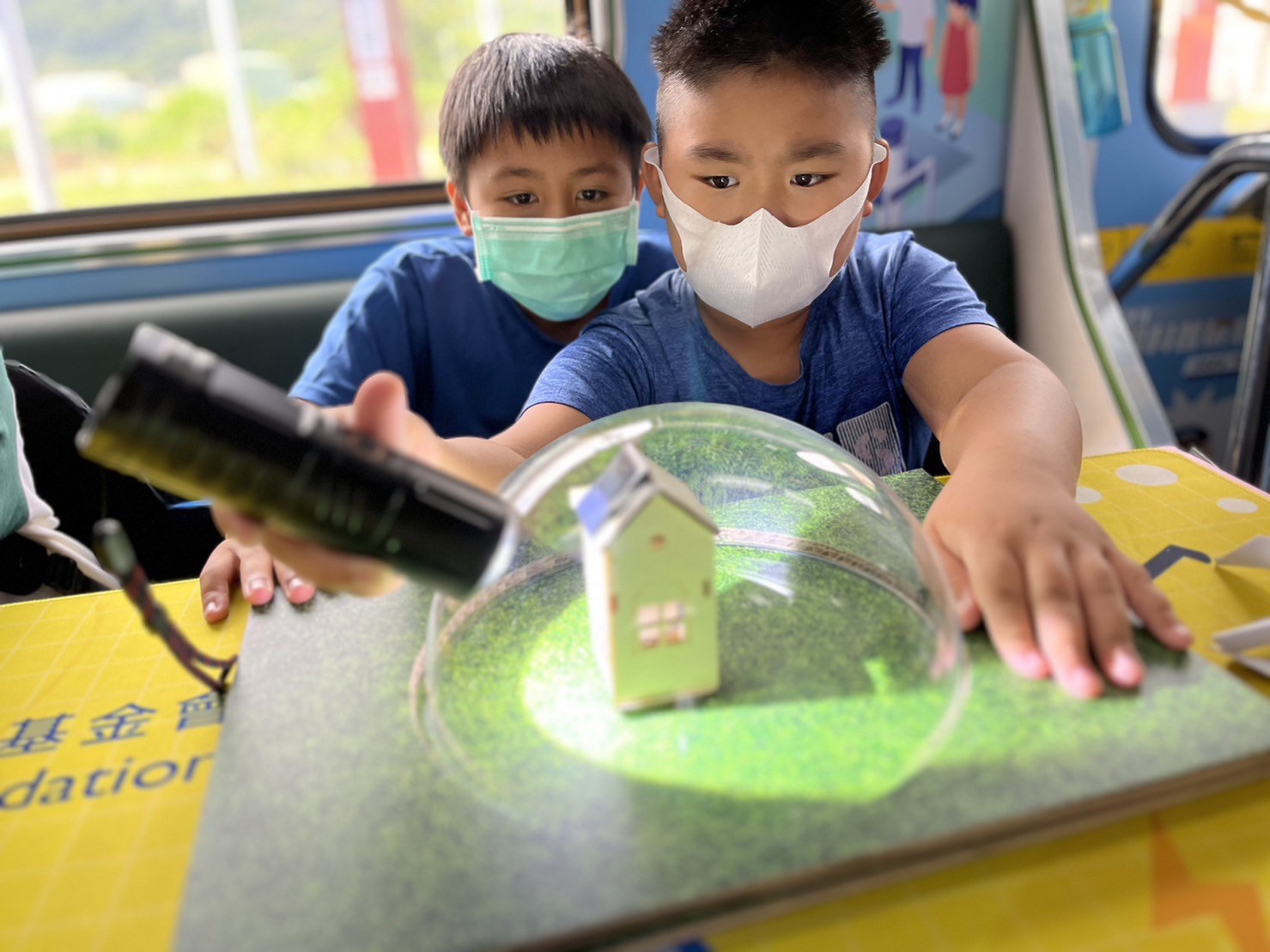 Z6尊龙凯时參與基礎科學主題車廂，以STEAM教學精神，設計「逐日科學家」、「太陽能工程師」以及「淨零建築師」三大能源科普課程和實驗