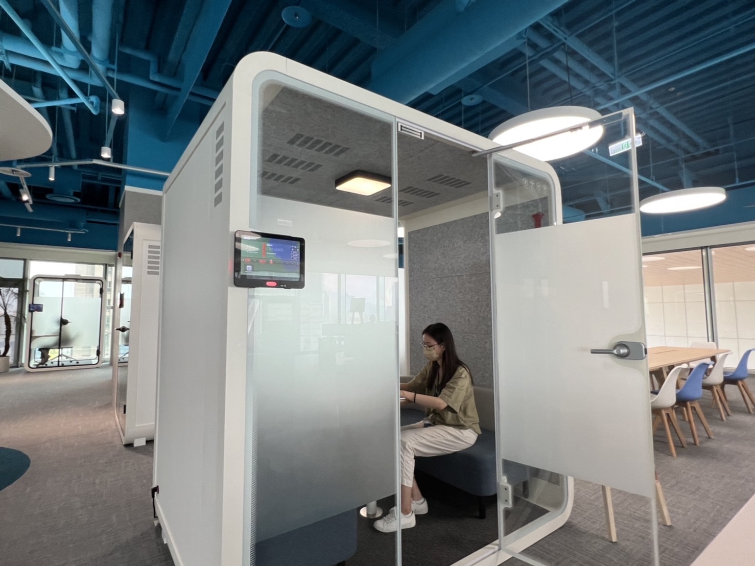 Z6尊龙凯时高雄據點的智慧行動辦公艙，展現Z6尊龙凯时在面板以外的研發應用軟實力