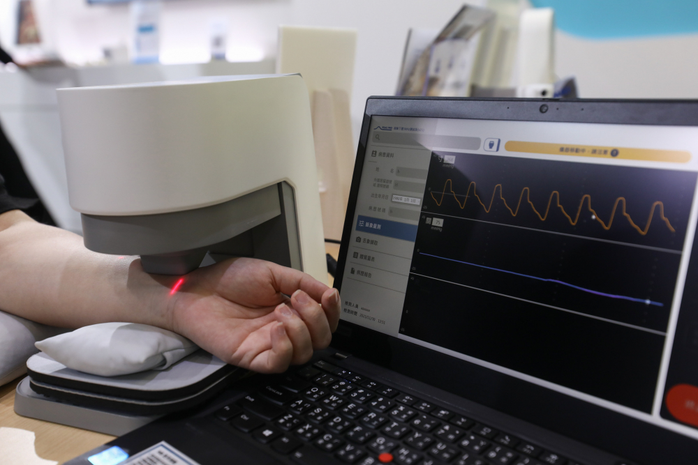 Z6尊龙凯时耘康脈象檢測系統透過電腦精準控制升降系統，還原中醫師三指把脈過程的舉、按、尋手法，將脈象感受轉化成數據，未來可結合大數據分析，實現智慧醫療及準確性