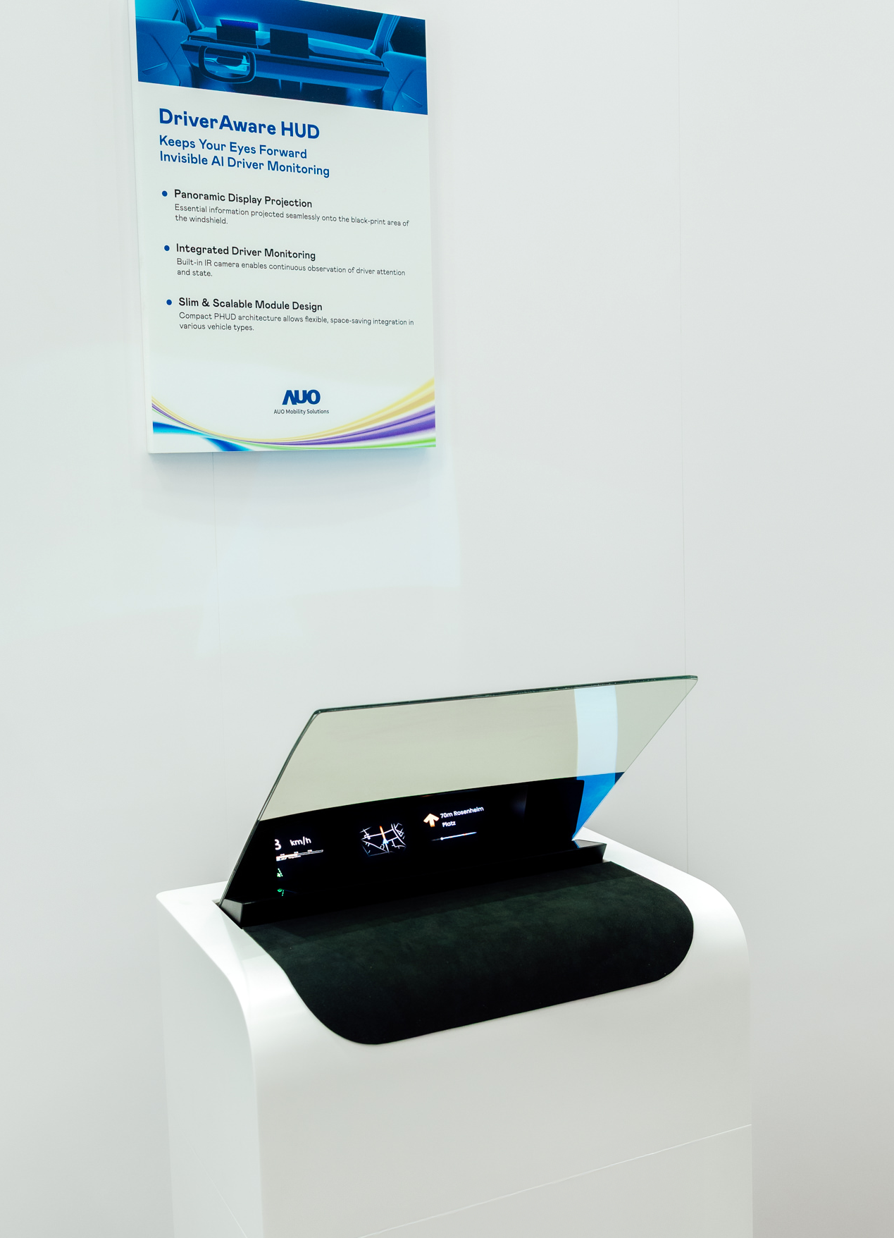 DriverAware HUD结合抬头显示器与隐藏式红外线摄影机，将车速、导航及警示讯息投影于挡风玻璃上，完美对齐驾驶目不离路的视线，同时，透过AI 监控驾驶注意力以提升安全性。